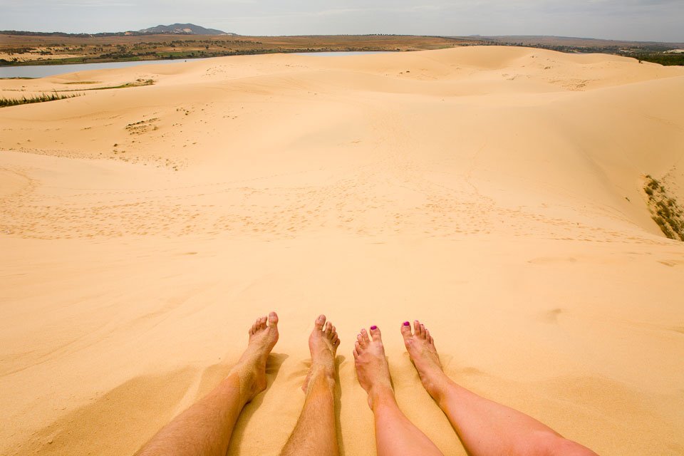 Путешествующие ноги. Ноги на пляже. Ноги море песок. Ноги в песке на пляже. Женские ноги на песке.